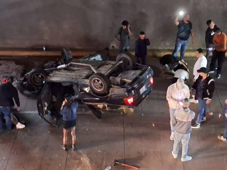 Las imágenes del accidente de turismo que volcó en túnel del Juan Pablo II en la capital