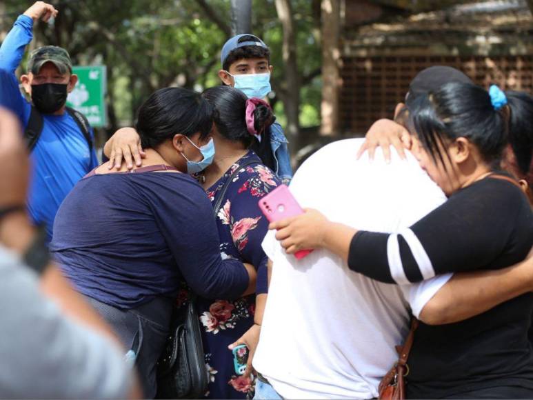 Familiares enfrentan el dolor en las afueras de la morgue tras la matanza en PNFAS