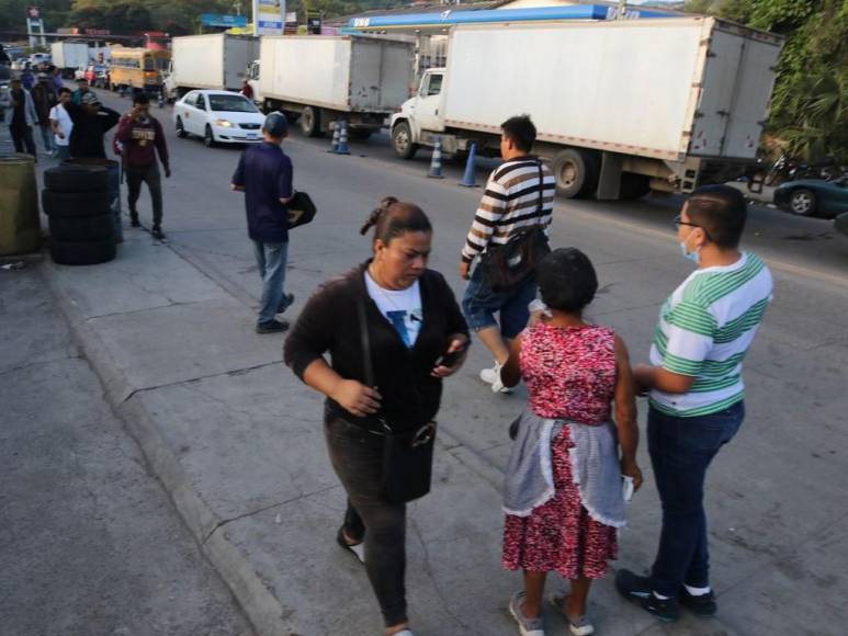 Cientos de capitalinos caminaron dos horas por toma en salida al sur de la capital