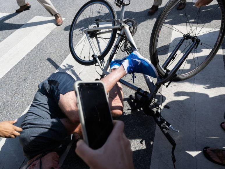 En imágenes: así fue la caída del presidente Joe Biden de una bicicleta