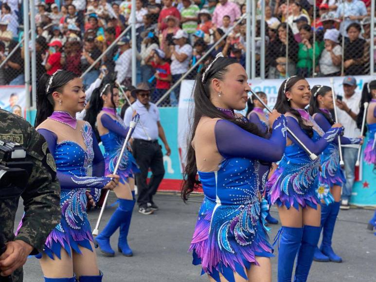 Bellas y radiantes: palillonas del Instituto Central se lucen en los desfiles patrios 2024