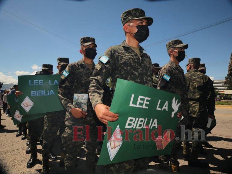 Devoción y fe: Capitalinos celebran Día de la Biblia (FOTOS)