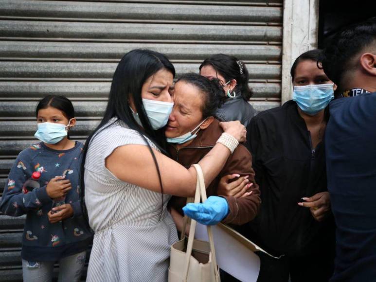 Angustia y dolor en más entregas de cuerpos a familiares por accidente en carretera a Olancho