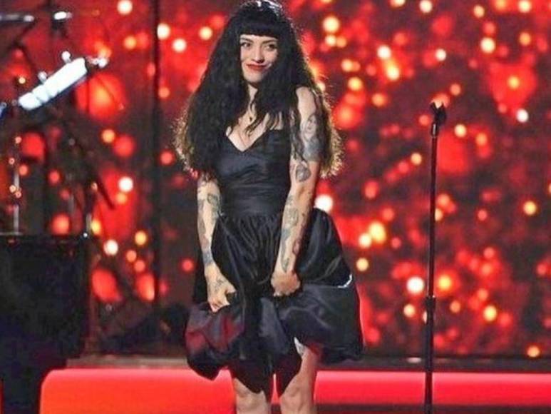 Sin su padre y sumergida en la pobreza, así fue la dura infancia de Mon Laferte