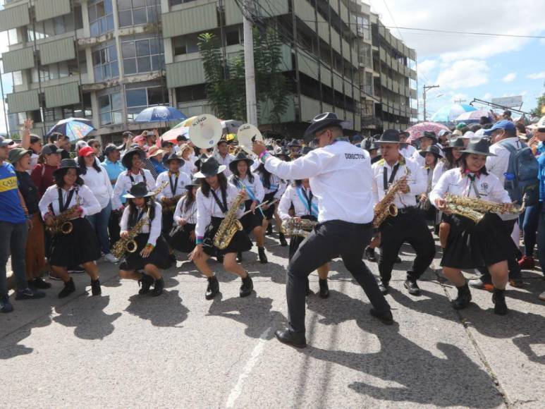 Fiestas Patrias 2023: Instituto Central Vicente Cáceres brilla en los desfiles del 15 de septiembre