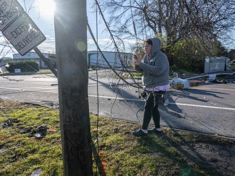 Destrozos que dejó un violento tornado en Tennessee; hay seis muertos