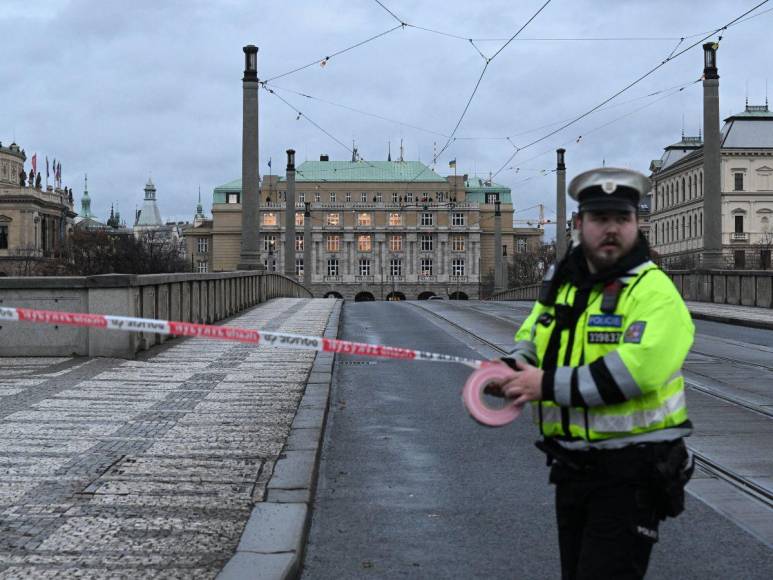 Mató a su padre, fue a la universidad y asesinó a 13 personas en Praga