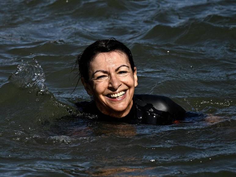 Anne Hidalgo, alcaldesa de París, nada en Río Sena para confirmar descontaminación