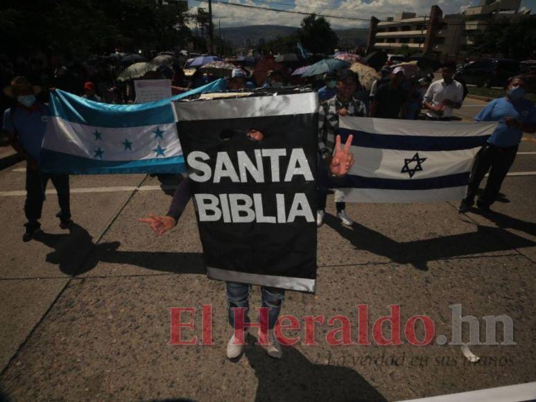 Devoción y fe: Capitalinos celebran Día de la Biblia (FOTOS)