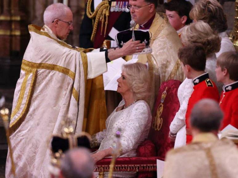 ¿Cuál es significado oculto en los bordados del vestido de la reina Camila durante su coronación?