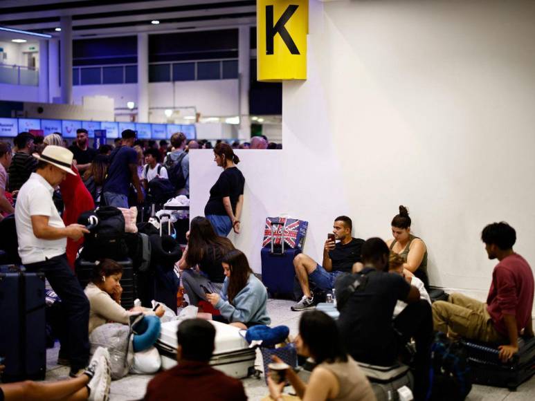 Aeropuertos colapsados: compañías aéreas suspenden vuelos por fallo informático a nivel mundial