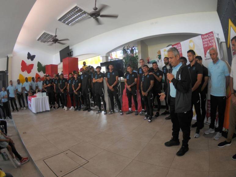 Selección de Honduras regala felicidad en el Día del Niño en la Fundación contra el cáncer en Tegucigalpa