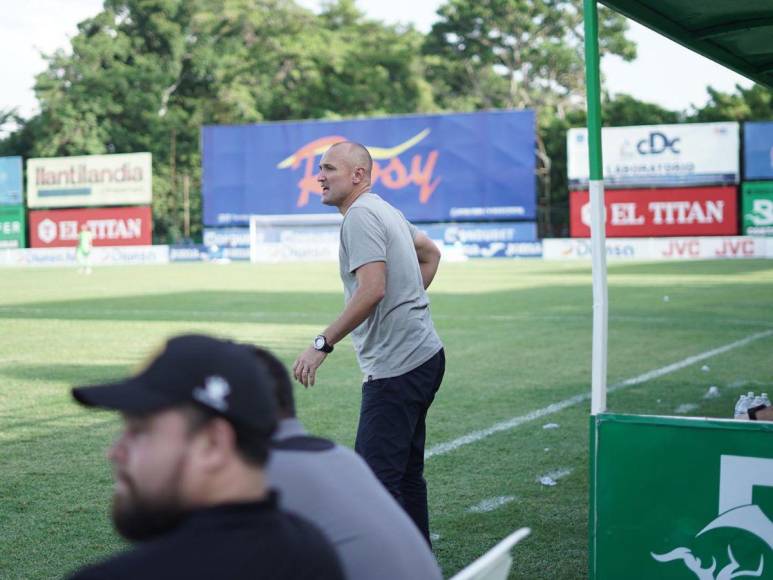 Rostros desencajados en el Real España tras caer en el clásico ante Marathón