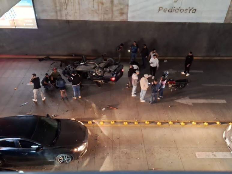 Las imágenes del accidente de turismo que volcó en túnel del Juan Pablo II en la capital