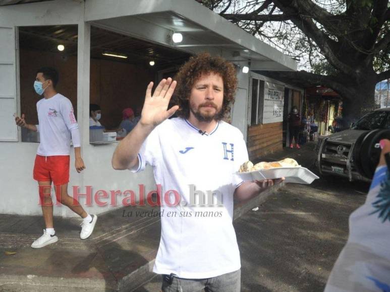 En imágenes: así saborea Luisito Comunica las baleadas en la capital