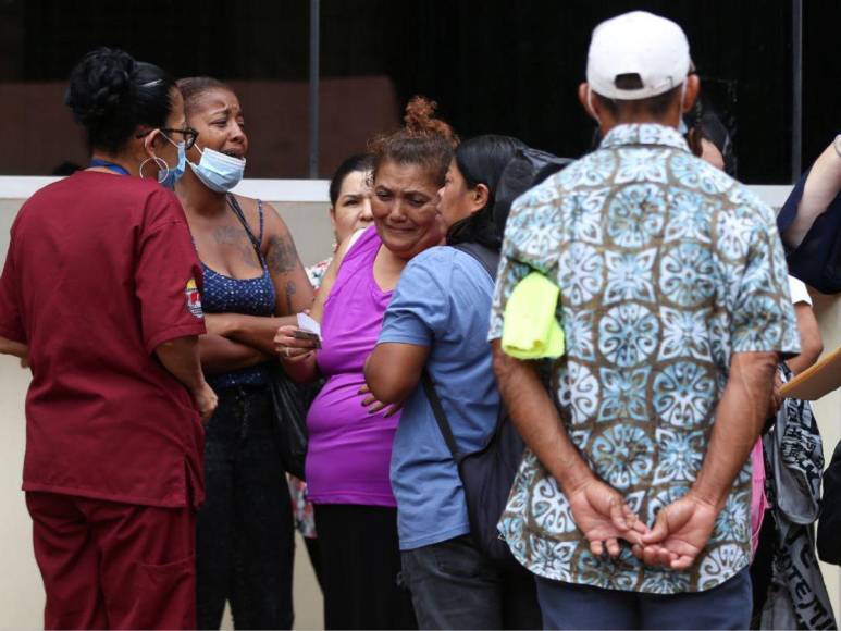 Familiares enfrentan el dolor en las afueras de la morgue tras la matanza en PNFAS