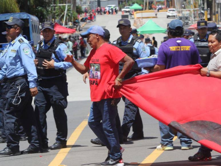 Manifestantes comienzan a congregarse en el bulevar Juan Pablo II listos para marchar hacia el CN