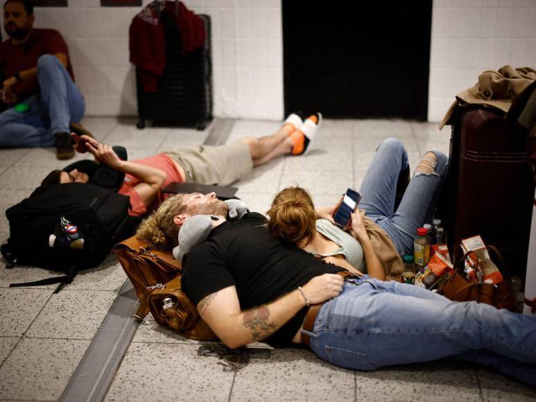 Aeropuertos colapsados: compañías aéreas suspenden vuelos por fallo informático a nivel mundial