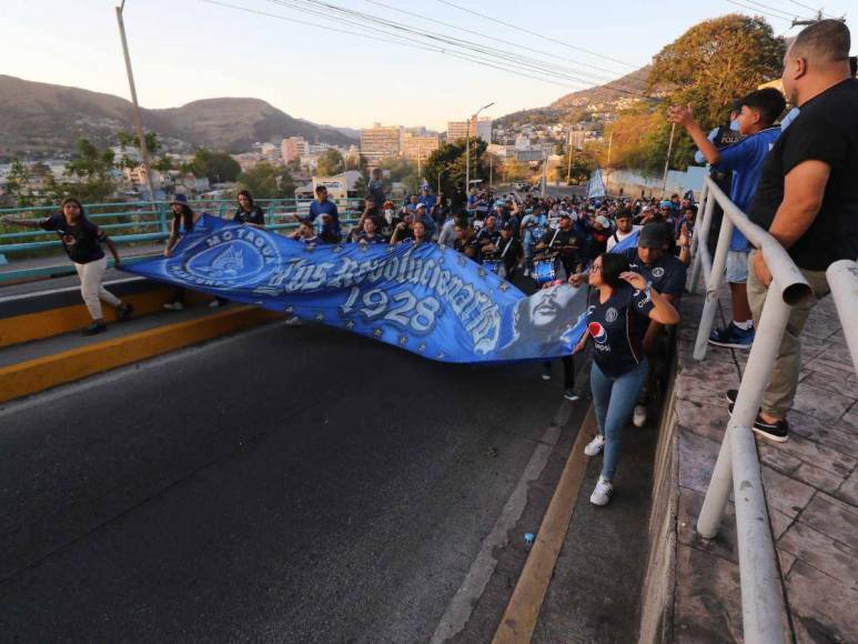 ¡Las Bellezas en el Nacional! Chicas roban miradas en el Motagua vs Olimpia