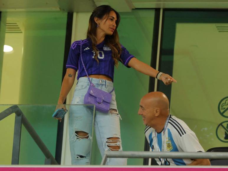 Los nervios, tensión y alegría de Antonela Rocuzzo en el partido de octavos de final de Argentina