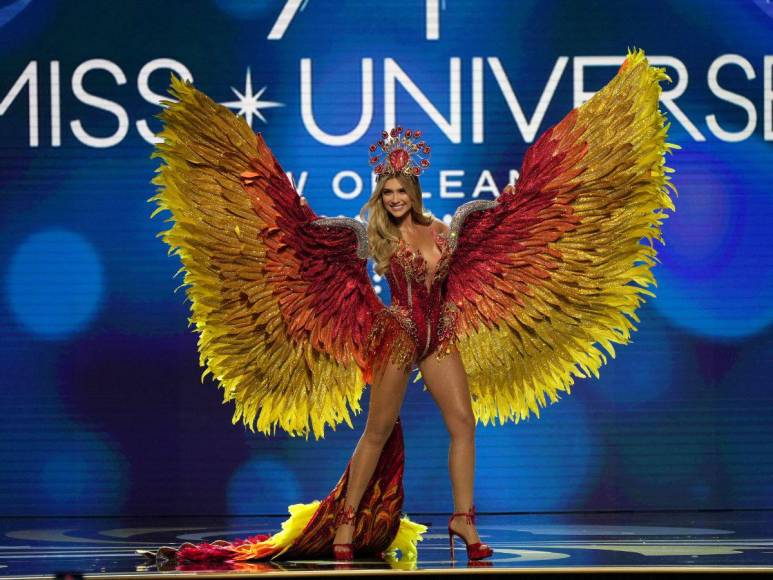 Patriotismo y elegancia en el desfile del traje típico de las candidatas al Miss Universo 2022