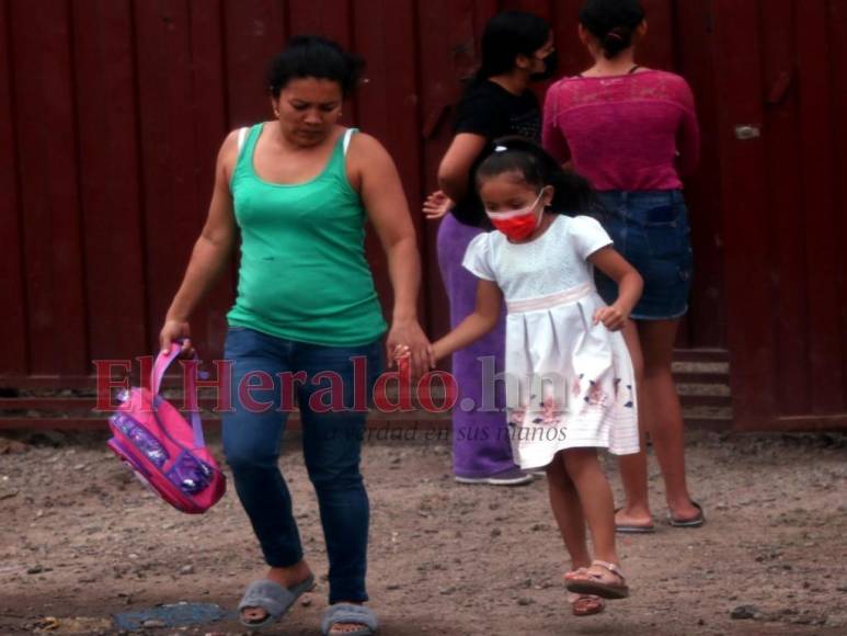 Con una dosis pediátrica contra el covid y tapabocas regresan los niños a las escuelas (Fotos)