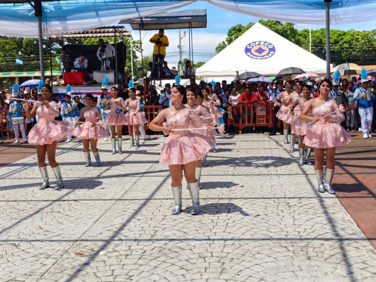 Hermosas palillonas engalanan los desfiles patrios en Choluteca