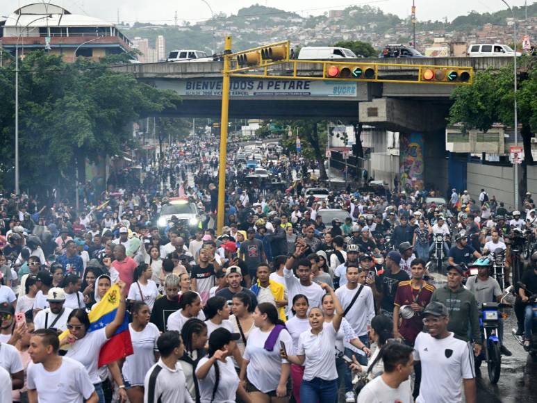 Policía venezolana reprime a manifestantes que protestan por supuesto fraude