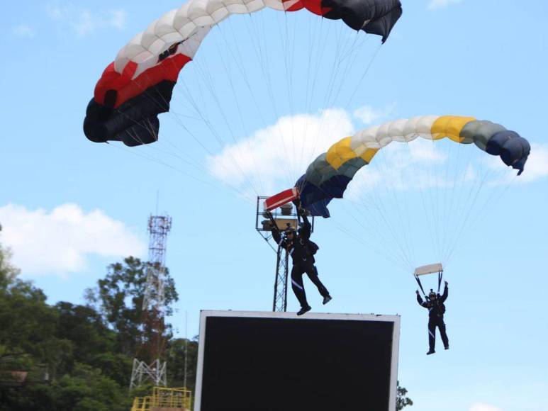 ¡Impresionante! Así surcaron el cielo hondureño los paracaidistas en los desfiles patrios