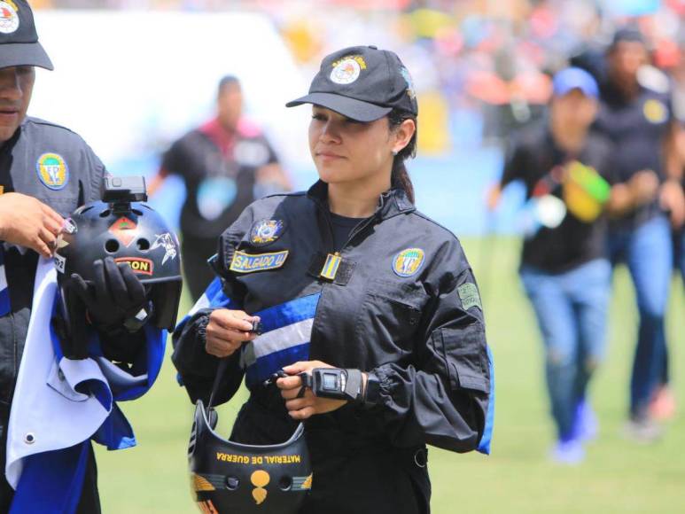 ¡Impresionante! Así surcaron el cielo hondureño los paracaidistas en los desfiles patrios