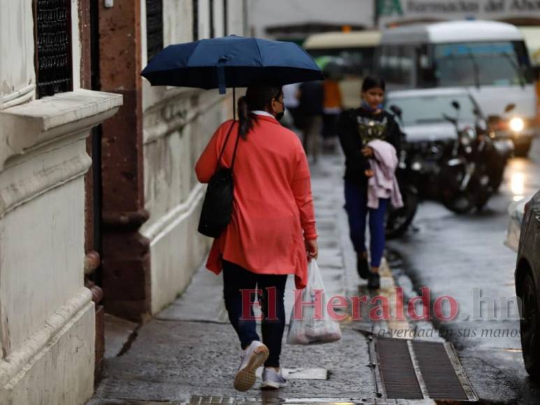 Onda tropical que se desplaza sobre Honduras deja intenso aguacero sobre la capital (Fotos)