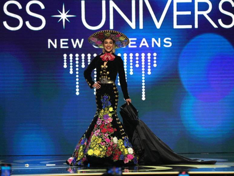 Patriotismo y elegancia en el desfile del traje típico de las candidatas al Miss Universo 2022