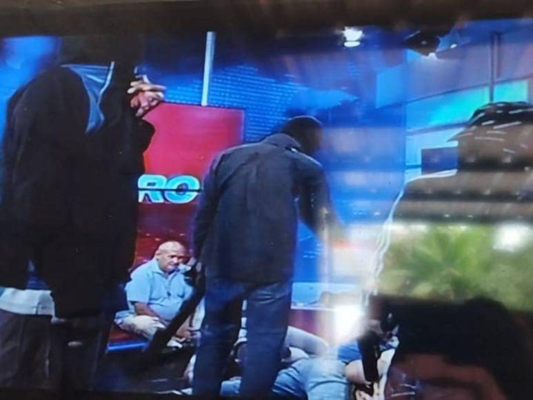 “Entraron a matarnos”: Así secuestraron canal de televisión en Ecuador