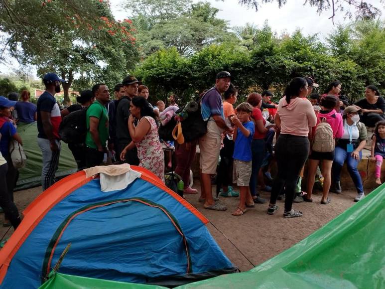 Cocinan, se asean y duermen a la intemperie: el día a día de los migrantes que inundan calles de El Paraíso