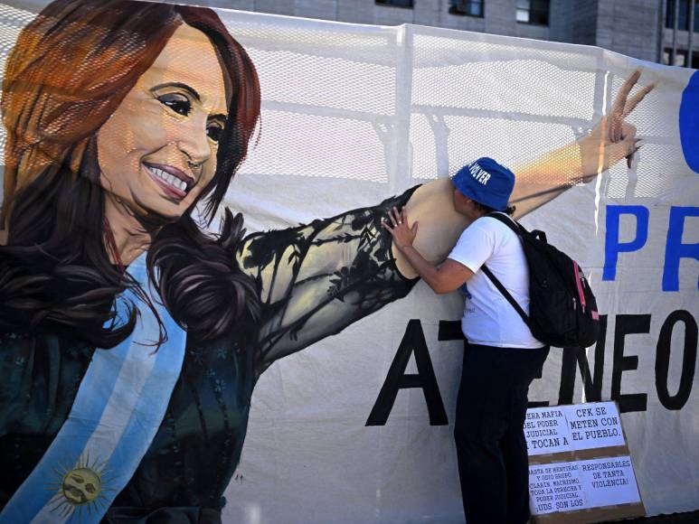 Cristina Kirchner, la poderosa líder argentina -amada por unos, odiada por otros- condenada a seis años de cárcel