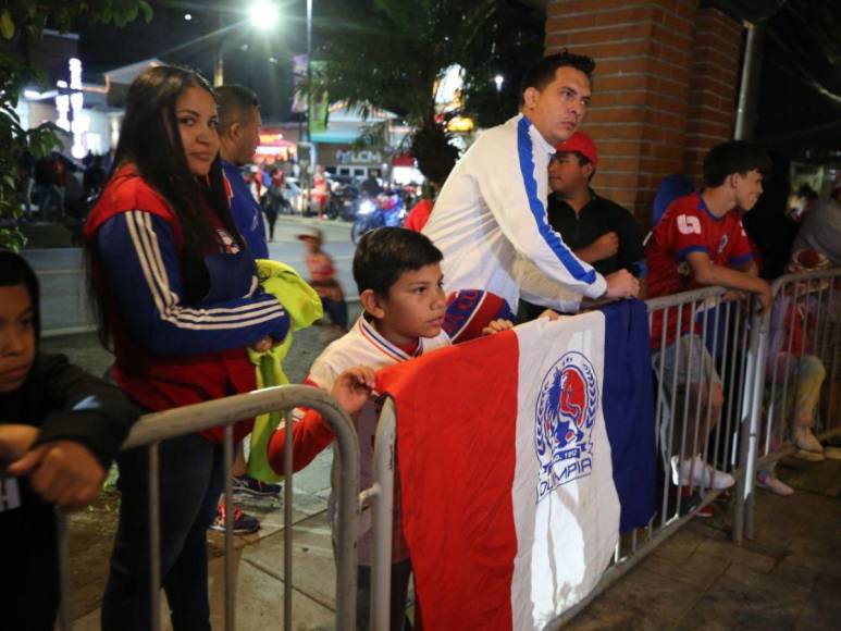 El banderazo en concentración de Olimpia previo a final ante Motagua