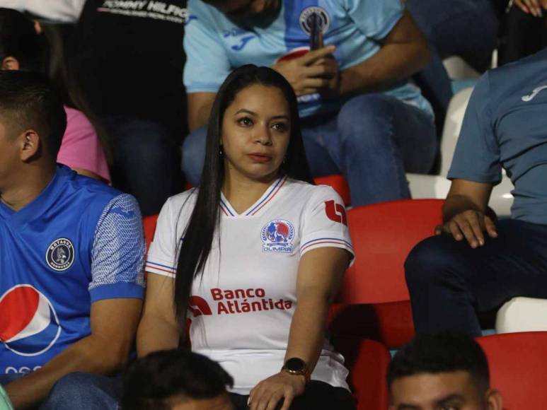 Las bellas aficionadas que roban suspiros previo al clásico Olimpia vs Motagua