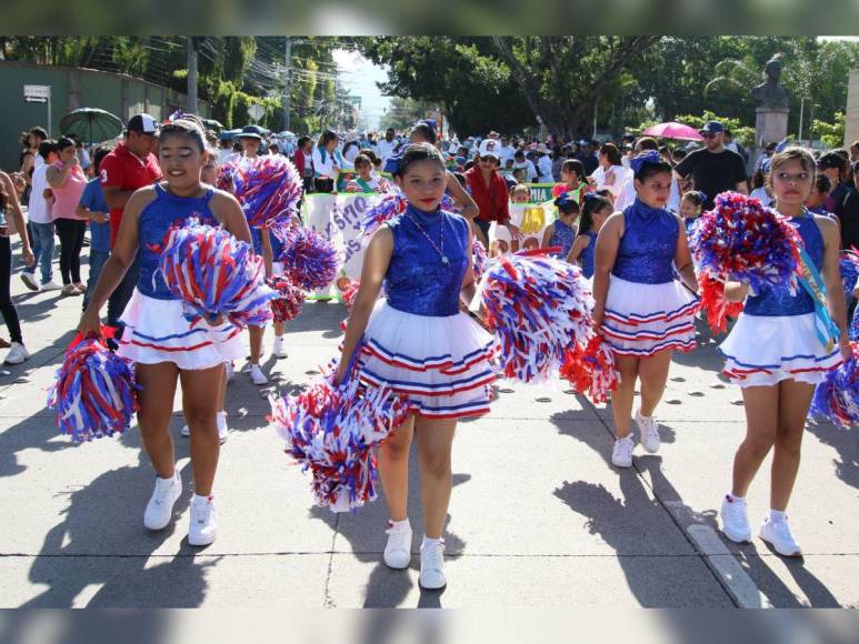 Bellas pomponeras ponen color y ritmo en los desfiles escolares de la capital este 2024