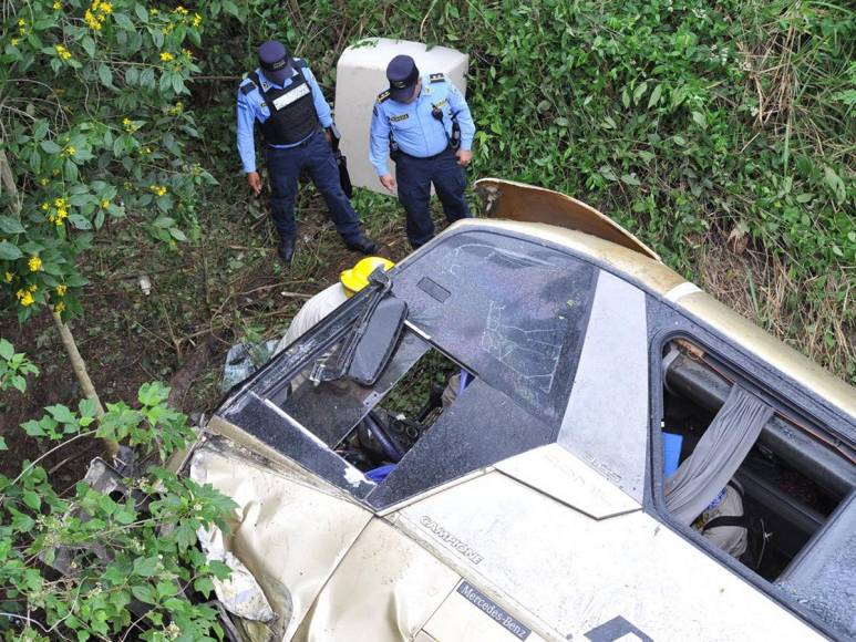 Destrozos y luto: la zona cero del trágico accidente en carretera a Olancho