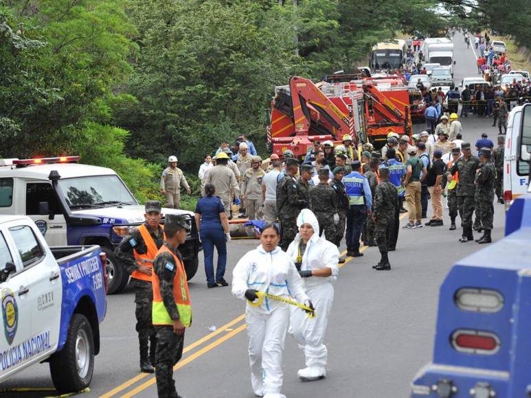 Destrozos y luto: la zona cero del trágico accidente en carretera a Olancho