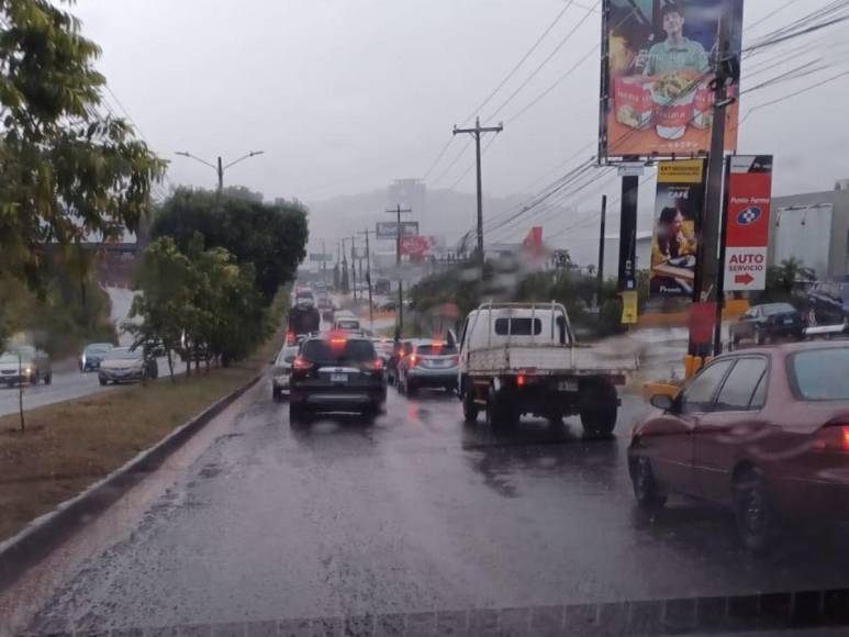 Inundaciones y congestionamiento vial por lluvia en la capital