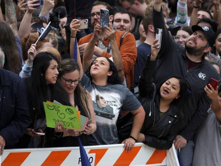 Con rótulos, disfraces y bajo la lluvia: así apoyan los fanáticos a Johnny Depp