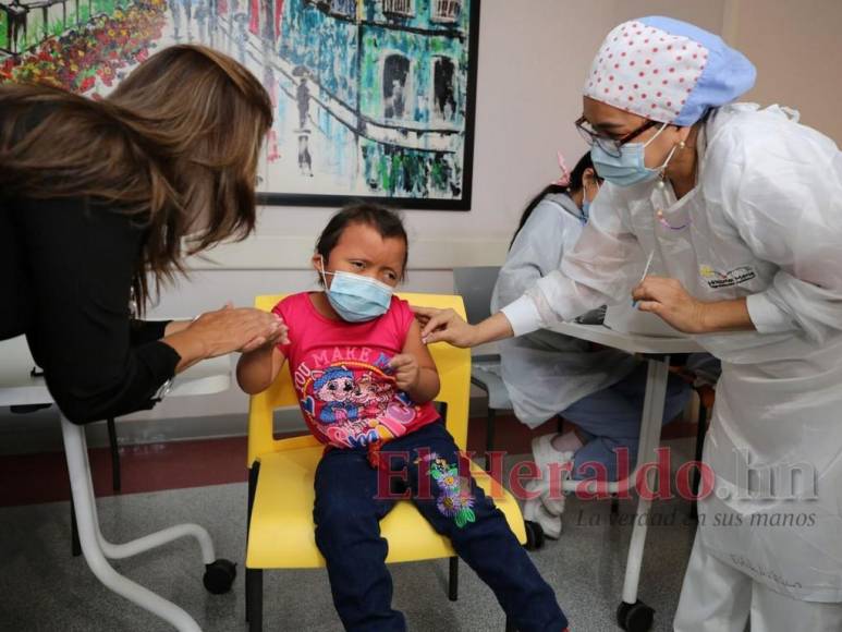 Población infantil acude a jornada de vacunación contra el covid-19 en Tegucigalpa (Fotos)