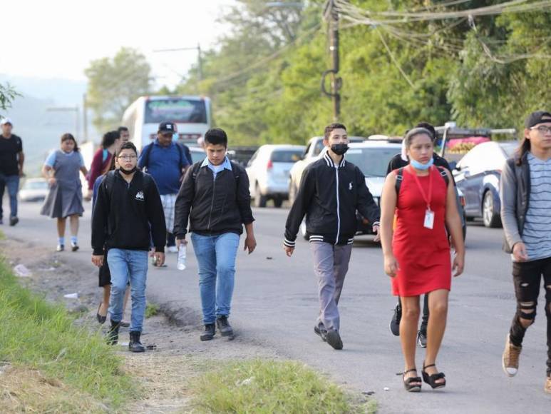 Cientos de capitalinos caminaron dos horas por toma en salida al sur de la capital