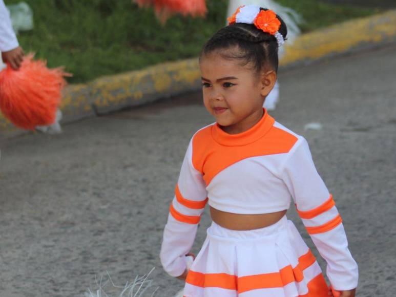 Así desfilaron los niños de los centros educativos de San Lorenzo, Valle