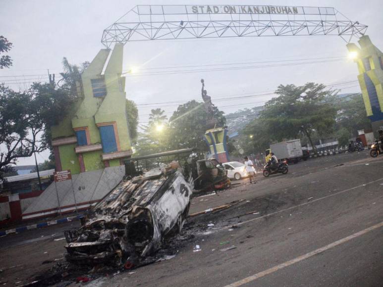 Narran el horror de la estampida que dejó más de 120 muertos en estadio de Indonesia