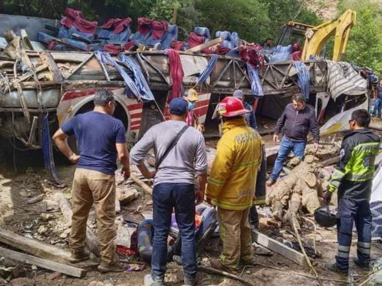 Fotografías revelan el devastador accidente de autobús que cobró la vida de 27 personas en México