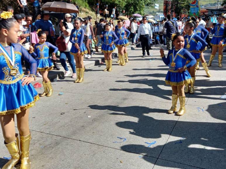 Pequeñas palillonas rinden tributo a la patria en desfiles en la capital