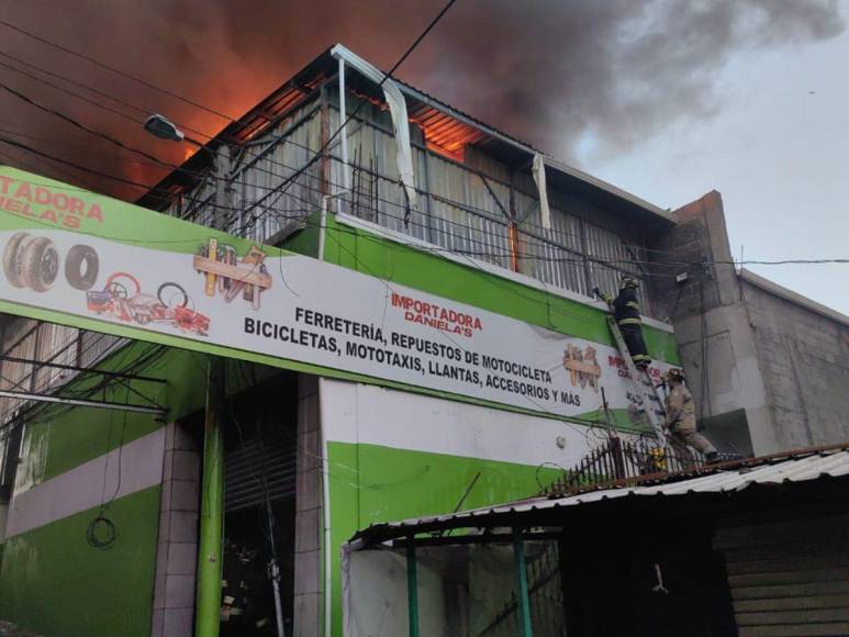 Imágenes del incendio en Tegucigalpa que quemó varios negocios