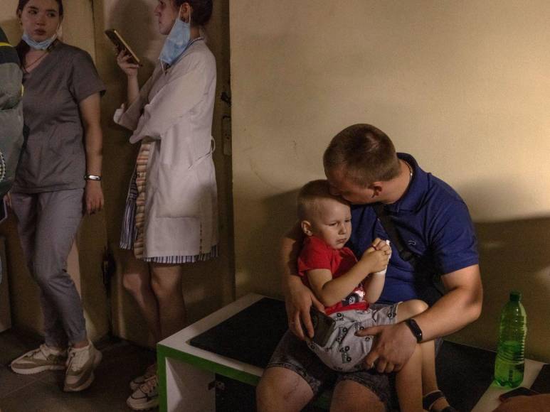 Las fotos más impactantes del bombardeo ruso al Hospital de niños en Kiev, Ucrania